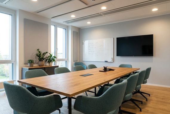 Konferenzraum mit Besprechungstisch und Whiteboard