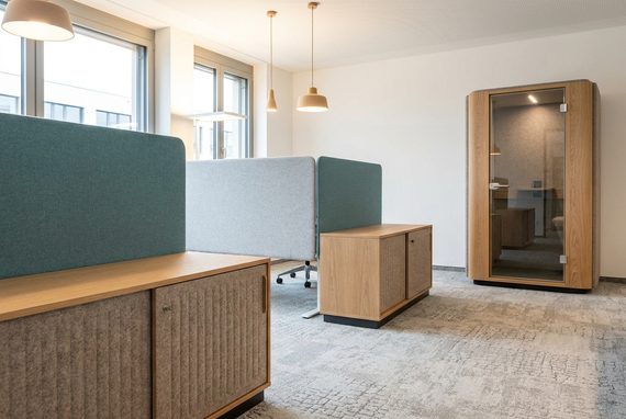 Akustikmaßnahmen im Mehrpersonenbüro: Stellwände, Absorber und Telefonbox