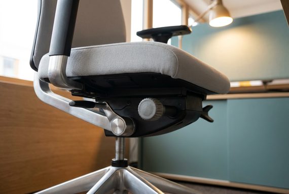Hebel und Drehknopf zum Einstellen eines Bürostuhls