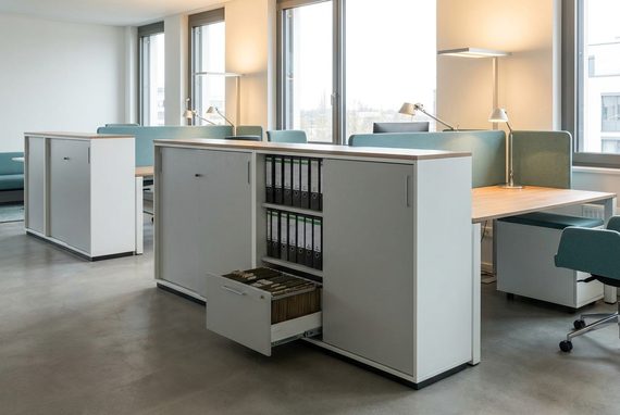 Büroschränke als Raumteiler zwischen Arbeitsplätzen